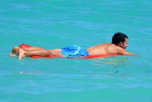 Mann auf einer Luftmatratze auf dem Wasser schwimmend